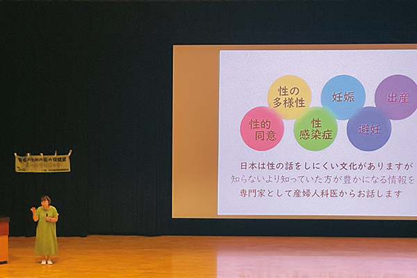 中3では、産婦人科医の先生による講義が実施されます。昨年度は埼玉医科大学の高橋幸子先生が登壇し、性的同意から子宮頸がんについてまでさまざまなトピックを、臨床医の立場から話していただきました。