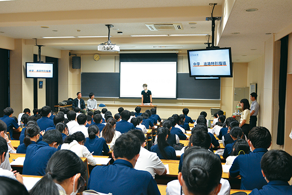 大学生となった卒業生が登壇する「進路特別指導」を毎年実施。中学生の頃からOBやOGに受験体験談や大学生活の話を聞き、学習のモチベーションにつなげています。