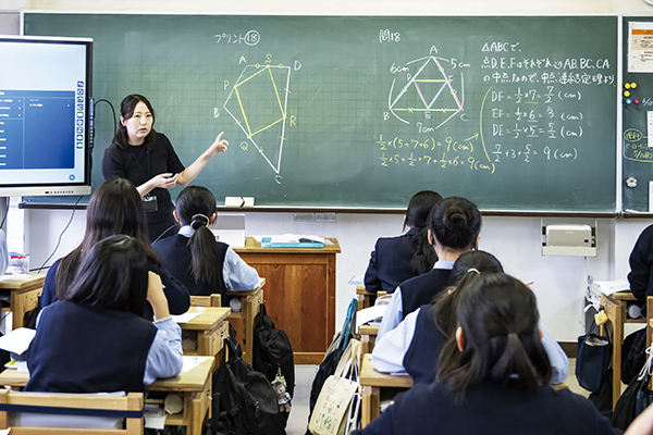 佐藤萌美先生（数学科主任）による中2国際教養クラスの数学の授業。