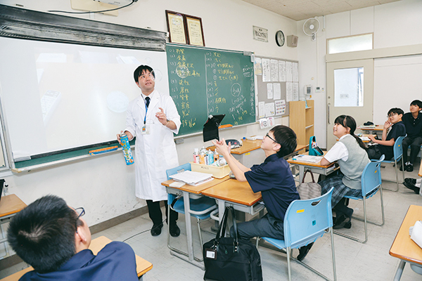 生徒の興味・関心を引き出す授業と何度も行う小テストで飛躍のための土台作り