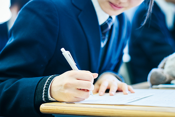 学習リズムの基礎となる「朝テスト」を高3まで実施。スモールステップで力をつけ、学習意欲を高めます。
