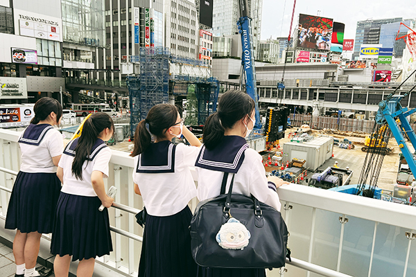 「渋谷再開発ツアー」では、実際の建設現場にも足を運びました。生徒たちは未来の渋谷の姿に思いをはせていました。