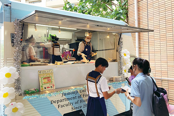 昨年の文化祭では、巣鴨の魅力がつまったオープンどら焼き3種を販売。