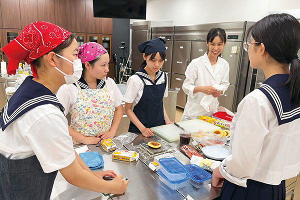 オープンどら焼きの商品開発には、十文字学園女子大学の人間生活学部食品開発学科准教授／梶野涼子先生も協力してくださいました。