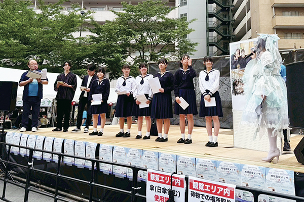 『WE LOVE TOSHIMA地域貢献メッセ』のステージにて、豊島区の活性化をテーマとする探究活動について発表したT・Yさん。