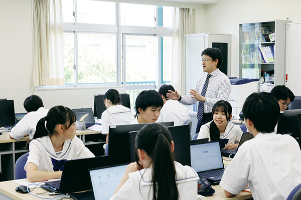 高1の企業探究の授業風景。4人1組のグループに分かれて、企業へのアプローチの仕方を考えます。