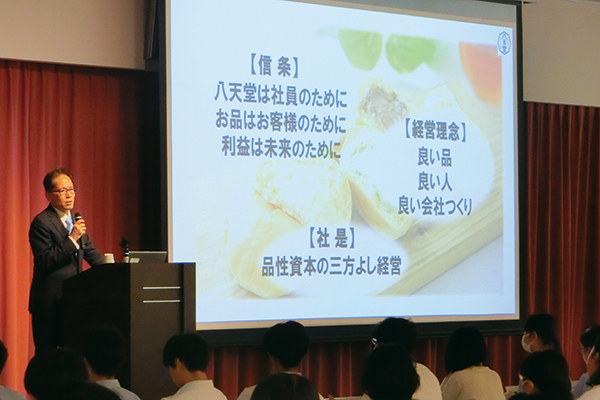 基調講演は“くりーむパン”で有名な「八天堂」森光孝雅代表取締役。