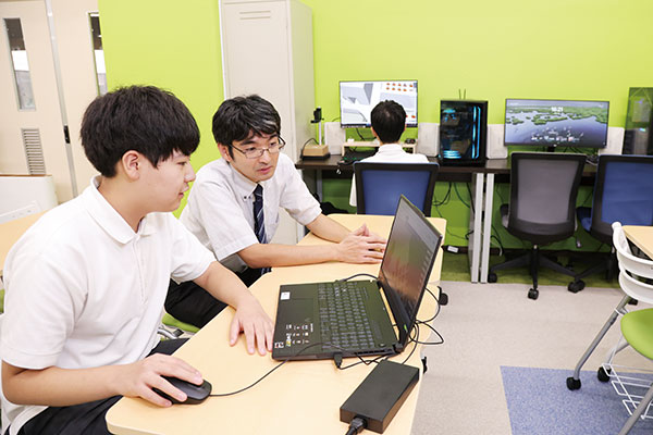 全生徒が自由に理数探究できる放課後活動『STEAM LAB』