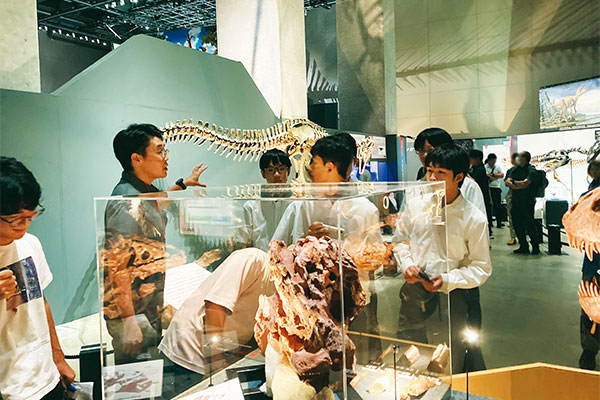 福井県立大学の大山助教の解説を聞きながら博物館を見学
