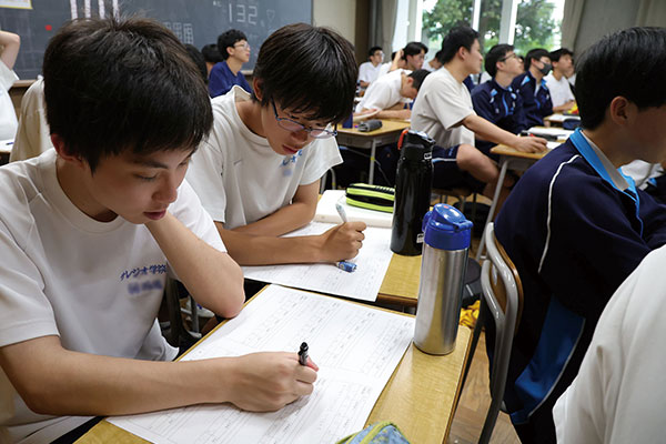 発表を聞く生徒