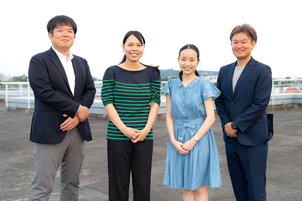 新倉先生（右）と圓谷先生（左）とともに撮影した写真です