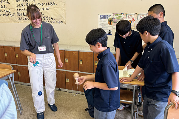 中1の6月に実施する「異文化理解講座」の様子