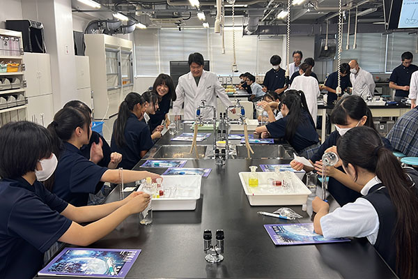 東海大学・湘南キャンパスで行う「理数科体験授業」の様子