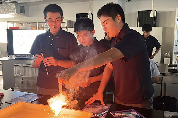東海大学・湘南キャンパスで行う「理数科体験授業」の様子
