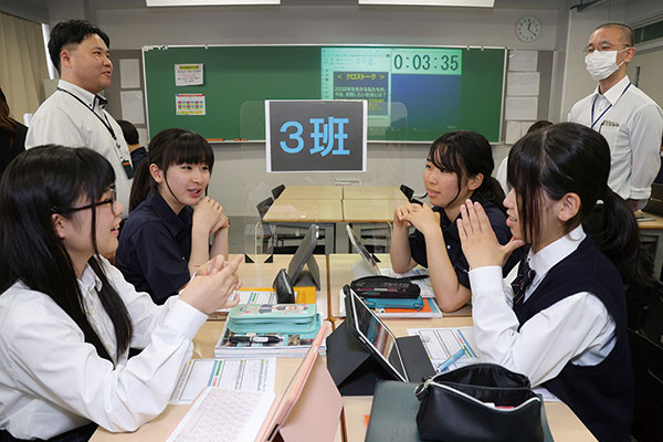 5年後の「2030年の未来」を考え、活発に意見を出し合う生徒たち