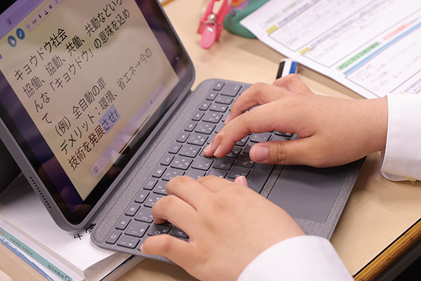 キーボード付きタブレット端末を使いこなす生徒たち