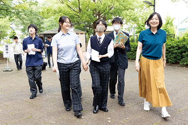 講義がある日は教授が中高の校舎まで迎えに来てくれます。大学まで約5分の道のりを、教授と楽しそうに話しながら移動する生徒たち。