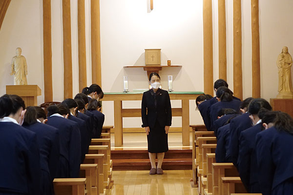 中1では「小笠原流礼法講座」を年3回受講します。「礼法を身につけておくと、面接時や社会に出た際の所作が違ってきます」（鹿野先生）