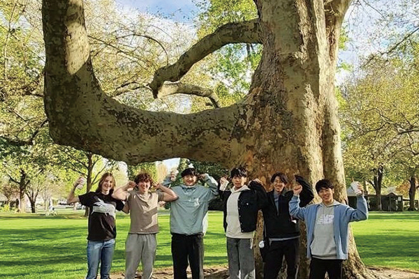 約2週間の滞在期間中は、2人1組でホームステイを行います。現地のハイスクールでの授業体験や観光地の訪問を通じて、ホストファミリーや地域の人々との交流を深めながら、異文化に触れる貴重な時間を過ごしました。日々のふれあいの中で、言葉や文化の違いを越えた温かな絆が育まれていきます。