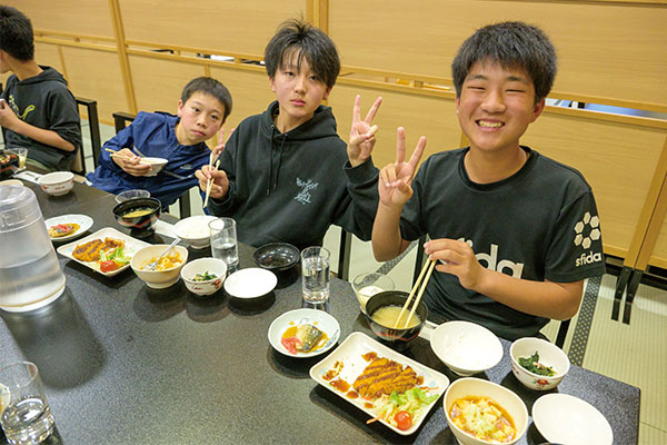 入学後すぐに実施される3日間の「オリエンテーション合宿」。学年全体が一つのチームとして歩み出せるよう、交流を深めるレクリエーションに取り組みつつ、学習や学校生活に必要な心得を学びます。