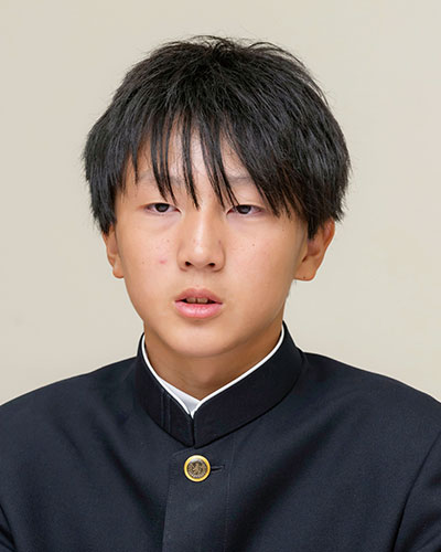 H・Iさん（中1／テニス部）「憧れの先輩のようになりたいと思い、日々頑張っています。挨拶や姿勢など、人としての成長も感じています」