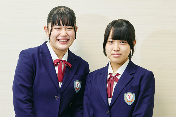 チーム代表のS・Mさん（高2・右）、K・Eさん（高2・左）
