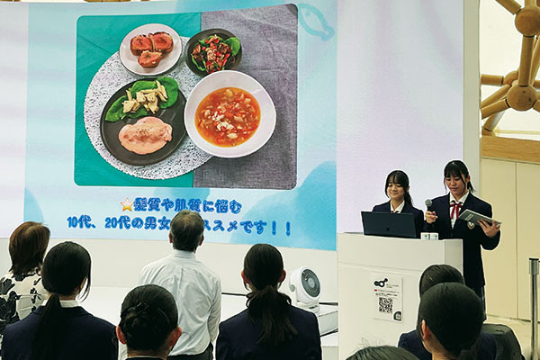 実践探究チームは、「中高生が考える“ブルーシーフード”を使ったメニュー」を開発し、実際に料理したプロセスなどを発表しました。