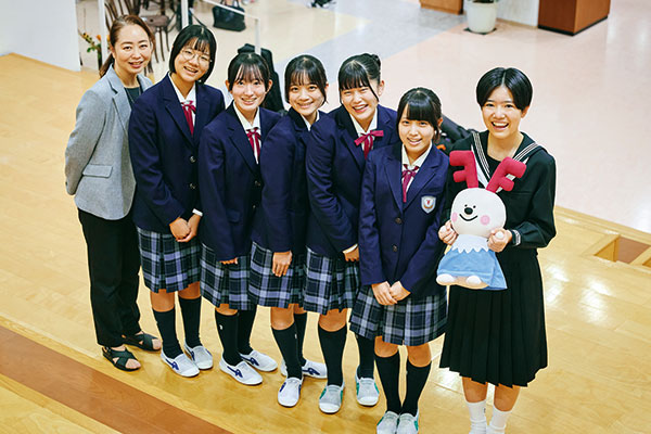 取材に応じてくれた生徒たちと藤本先生。学校のマスコットキャラクター『ふじじか』も一緒に。