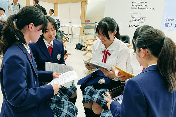 万博の発表直前に最終確認をする生徒たち。緊張感に包まれています。