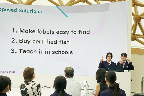 学術探究チームは「海洋保全とブルーシーフード」をテーマに、違法・無報告・無規制に行われているIUU漁業など海洋問題などに着目しました。