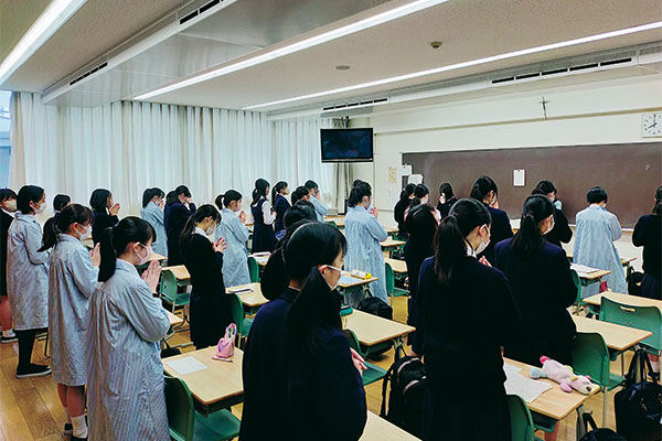 カトリックを基盤とする同校では、朝礼時にお祈りを唱え、心を鎮めて授業に臨みます。