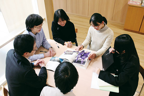 6～7人の先生が共同で3～4クラスの生徒を見守る『共同担任制』。クラスの枠を越えて活動することも多いので、学年の団結力も自ずと強まります。