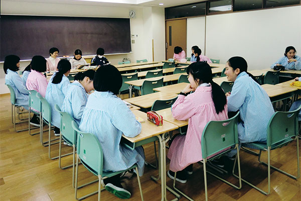 週1回、クラスの代表者が集まって課題を共有し、話し合う『生徒学年会』。生徒主体で学校生活の目標を決める機会にもなっています。