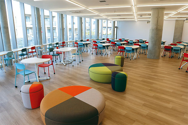 3階建ての多目的棟（仮称）には、自習場所や休憩スペースとして活用できる広々としたラウンジも。