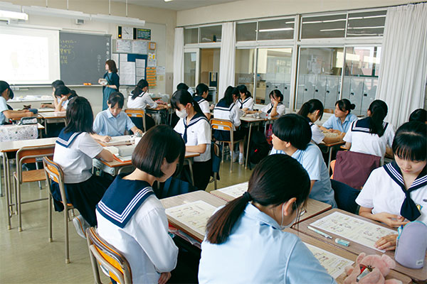 「正義とは何か」をテーマにした平和学習の様子。自らの考えを深め、それを言葉で伝える発信力が育まれています。