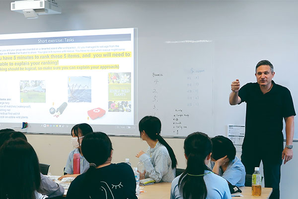 台湾の實践大学のNick Vasiljevic国際ビジネス助教授による講座の様子。深く切り込んだ質問にも、生徒たちはしっかりと答えています。