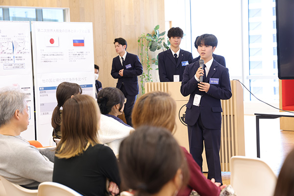 聖学院からは10名の生徒が参加。ロシアのウクライナ侵攻で亡くなった現地の学生を追悼する展示「発行されなかった卒業証展」について紹介しました。