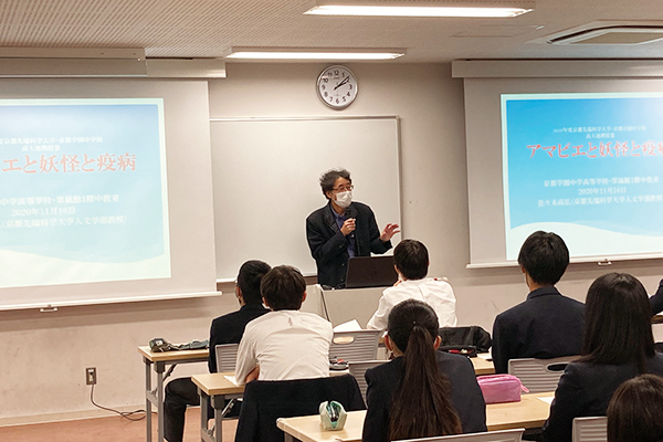 探究型学習『地球学』の一環として、人類と疫病の歴史を学び、STEAMの観点から解決策を考えた中3生。後日、その発展学習として京都先端科学大学人文学部教授・佐々木高弘先生による特別講義が行われた。