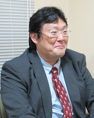 「生徒が活発に発言しやすく、楽しく学べる授業を心がけています。実は私はICT機器に苦手意識がありましたが、使用するうちにとても効率的に授業を進められることに気付きました。もはや黒板にチョークで書くスタイルには戻れません（笑）」（国語科担当：井本和寿先生）