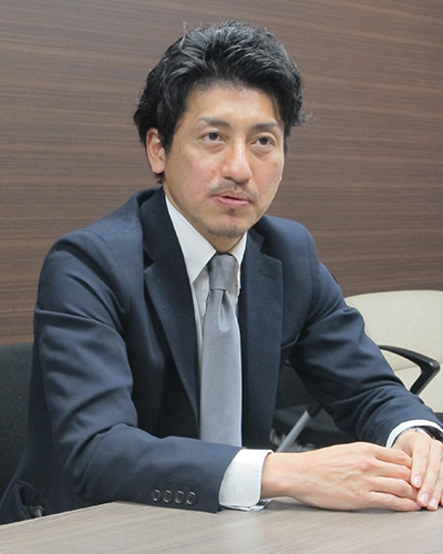 入試広報部 中学入試統括 林 祐作先生<br />
「ICT機器は、教員の授業力のバージョンアップを図るツールの一つ。生徒たちには、授業や行事における活用を通して、使いこなすスキルを磨いてほしいと考えています」