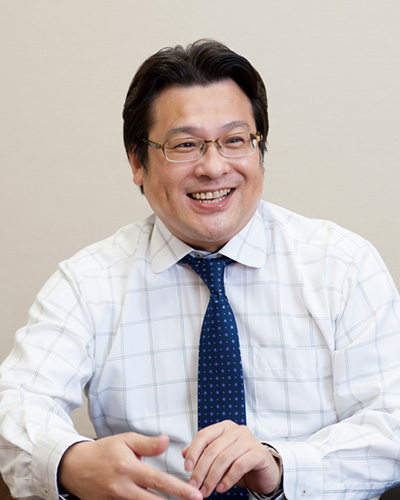 自身も卓球選手だった小林一弘監督。事務職員として勤務しながら卓球部を率いる。