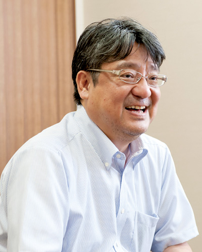 卓球部顧問・末金和夫教頭。卓球部のことになると話が止まらなくなるほど、卓球部を心から愛しているのが伝わってくる。