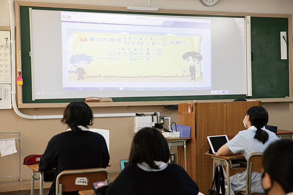 「解説動画は短くまとめられているので、集中して観ることができます」「動画には解説するキャラクターのほかに、生徒のキャラクターも登場。一緒に勉強しているような感じで、やる気がアップします」「好きな教科は歴史。時代や出来事の複雑なつながりも、『デキタス』を使うとスムーズに理解できました」と、生徒たちにも好評。