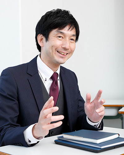 「今年度の卒業生は、2014年から始まった学校改革1期生。彼らがこうして確かな実績を残したことで、本校の教育や改革が間違っていなかったことを、さらに確信できました」<br />
(中村教頭)