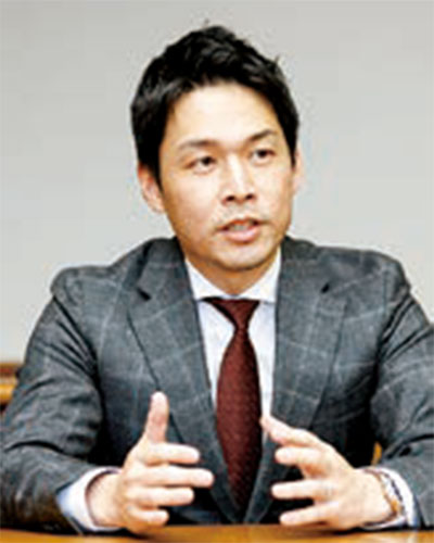 2年1組担任<br />
友田 哲平先生