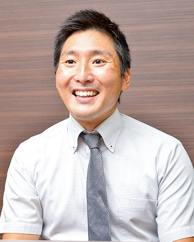 『SDGs Konko Award 2021』を主導した湯室良介先生。<br />
「広い視野でものごとを考えることは、中学生には難しいかもしれません。ただ今回、社会見学や映像を通して基本知識を身につけたうえで実態を学んだことで、世界が抱える課題を、自分の身近な問題として捉え始めることができたはずです」