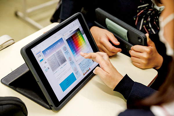学校案内パンフレットは、タブレット端末を使用して作成。画面上で、文章作成やレイアウトができるだけでなく、どこにいても皆で情報共有ができる学習支援アプリ『ロイロノート・スクール』を活用。