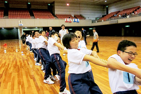 体育大会は、クラスの団結力の見せどころ。エディオンアリーナ大阪（大阪府立体育館）を貸し切りで行うスケール感も、生徒から大人気。