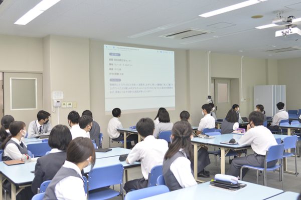 タブレット端末を用いてグループで取り組む『探究』の授業。学んだ知識を活かして課題研究・協働学習を重ねることで、大学の学びにつなげることを目的としている。『アカデミアコース』では特に記述による表現力を、『カルティベーションコース』ではコミュニケーション能力・自己表現力を高めることを重視している。