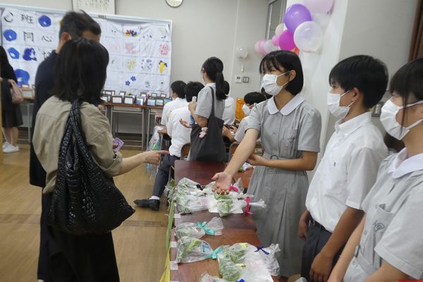 行事に携わることができる生徒会役員。最も大きな仕事とも言える中高合同の『学院祭』は、生徒会のメンバーが結束して準備を進めていく。「開催できる一つひとつの行事を大切にして、楽しい思い出が青春の1ページに刻まれるように」との思いを込めて、「青春を掴み取れ」をテーマに掲げた2022年の学院祭は、3年ぶりに生徒の家族も参加。